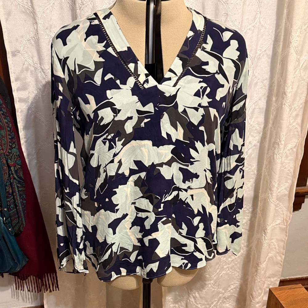 Parker Floral V-Neck Women's Silk Top - Navy, Ligjt Blue and White